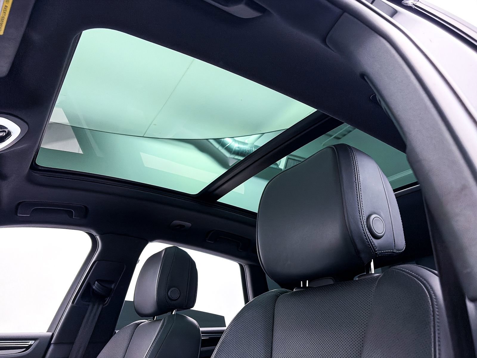 Used 2023 Porsche Macan Turbo image 3