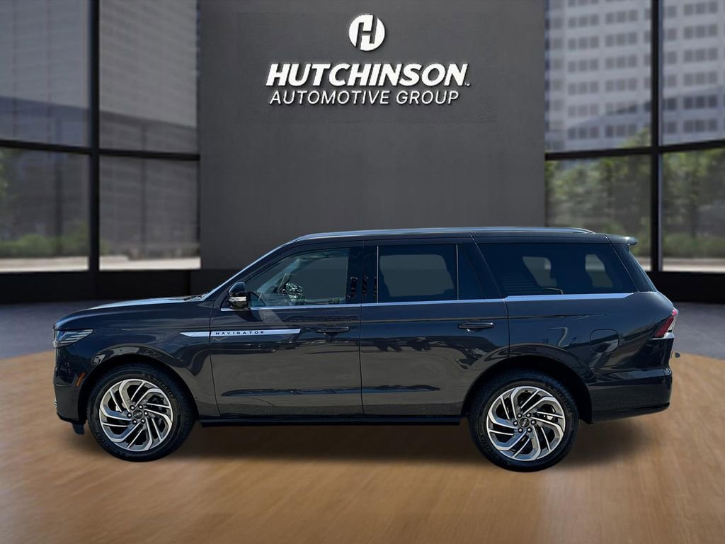 Used 2025 Lincoln Navigator Reserve image 4