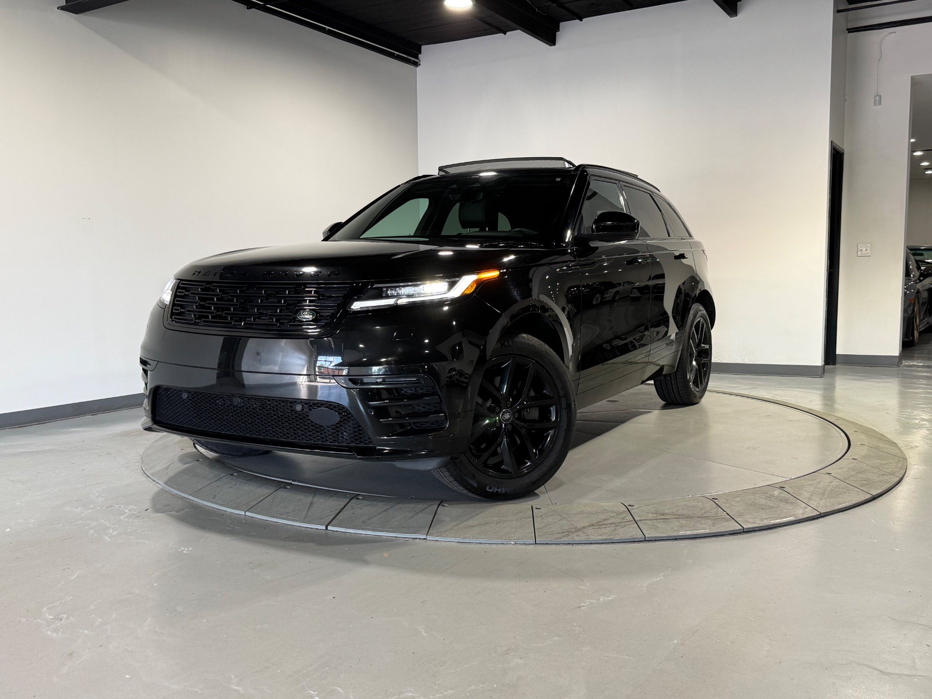 Used 2024 Land Rover Range Rover Velar Dynamic SE AWD/4WD image 3