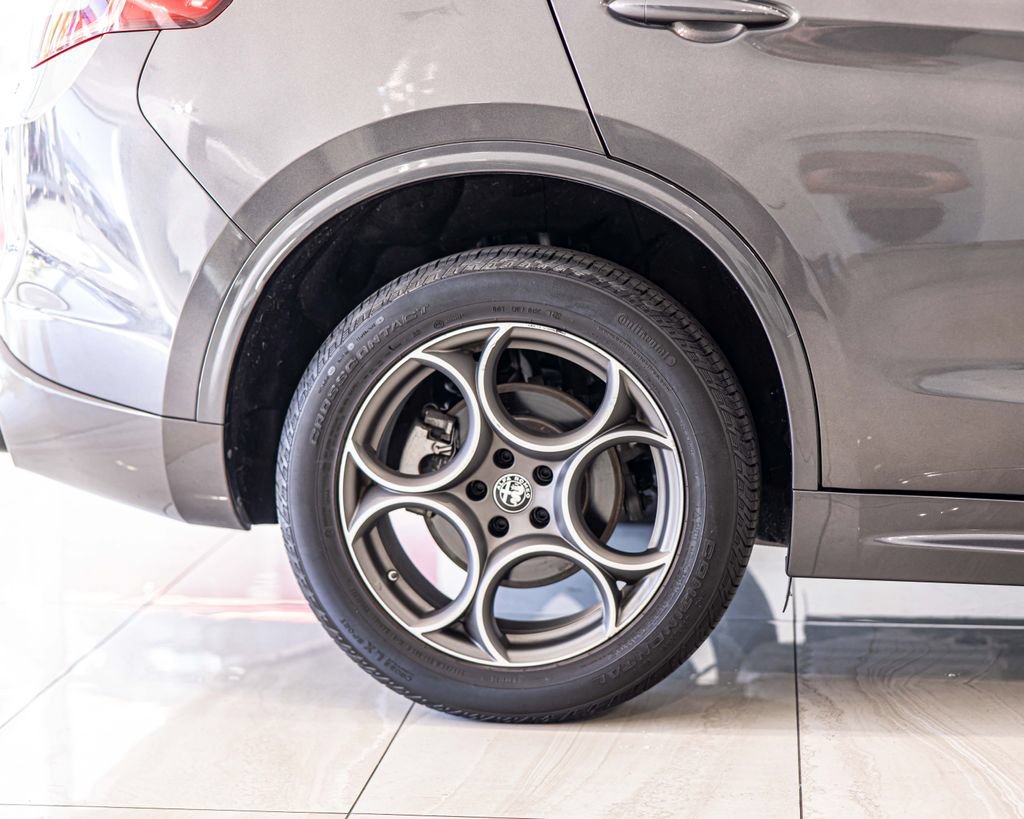 Used 2023 Alfa Romeo Stelvio Ti AWD/4WD image 11