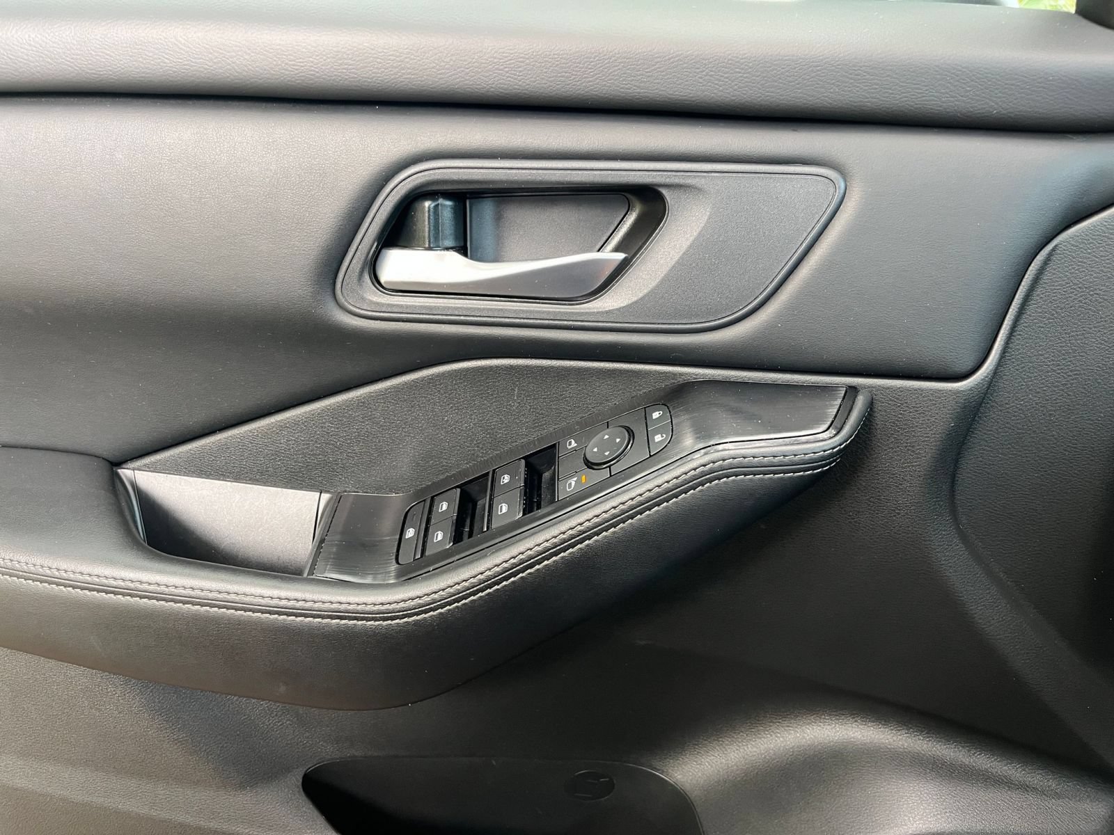 Used 2025 Nissan Rogue SV FWD image 18