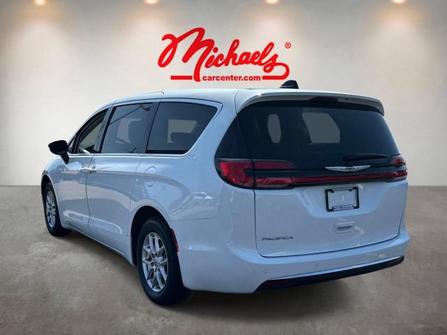 Used 2024 Chrysler Pacifica Touring-L FWD image 4