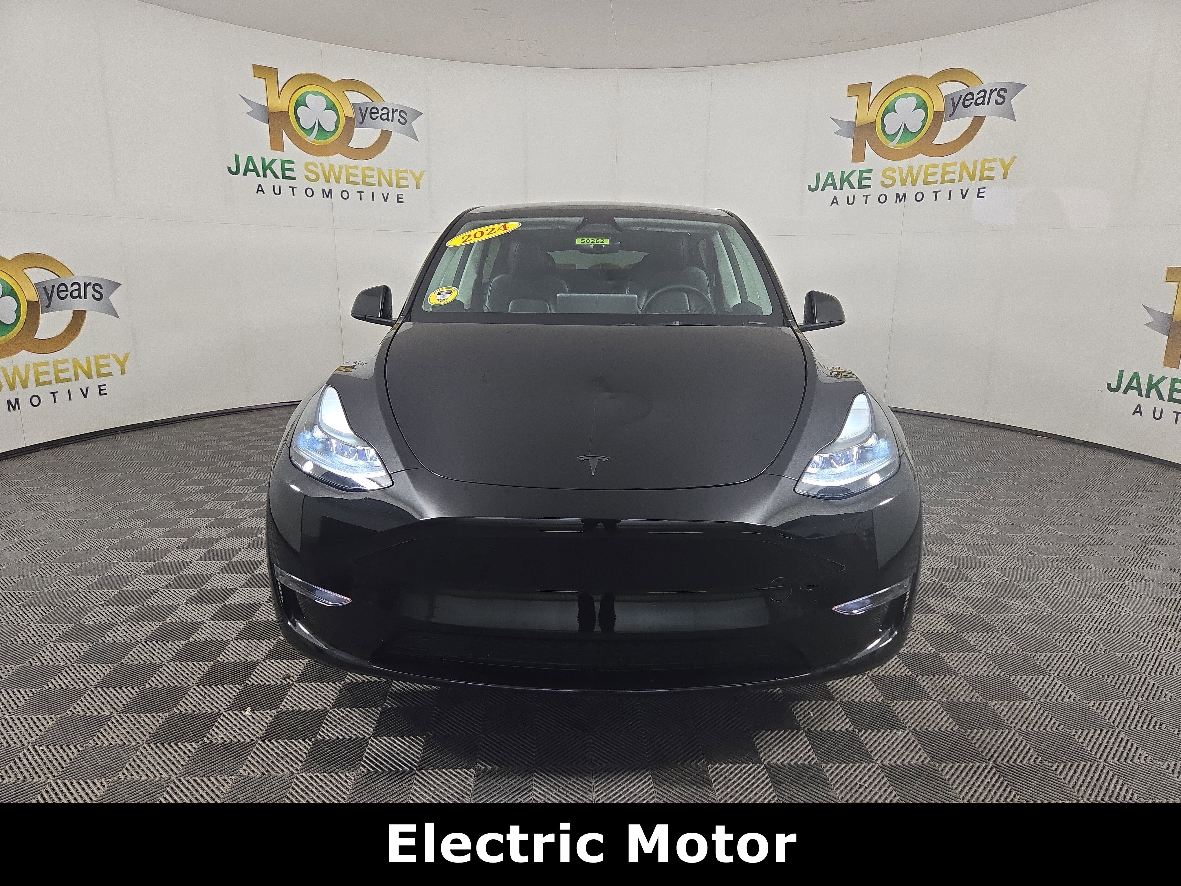 Used 2024 Tesla Model Y Long Range AWD/4WD image 2