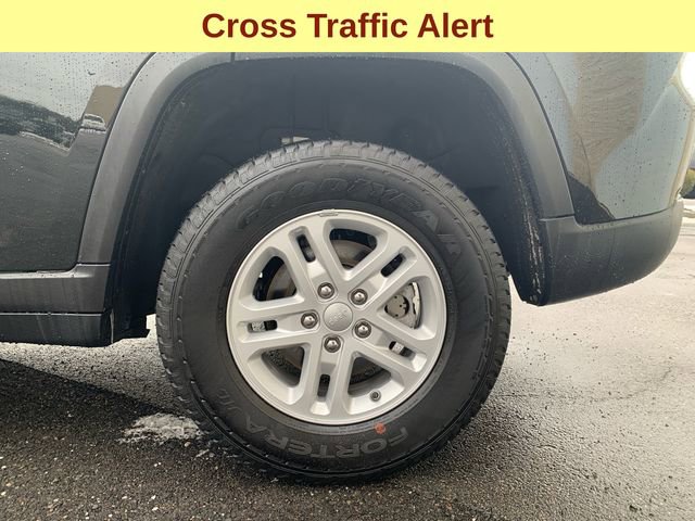 Used 2024 Jeep Grand Cherokee Laredo image 9