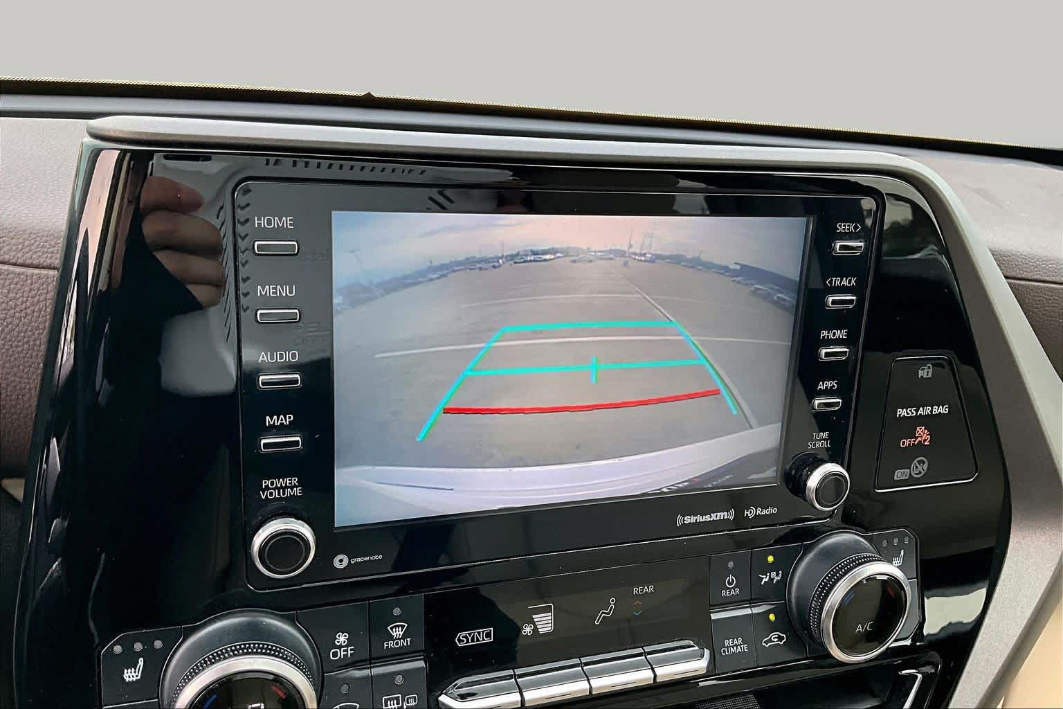 Used 2020 Toyota Highlander XLE FWD image 27