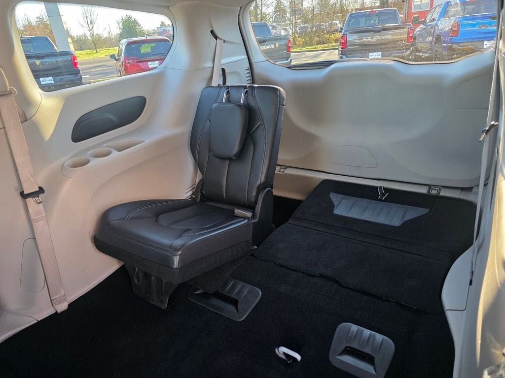 Used 2024 Chrysler Pacifica Touring-L FWD image 29