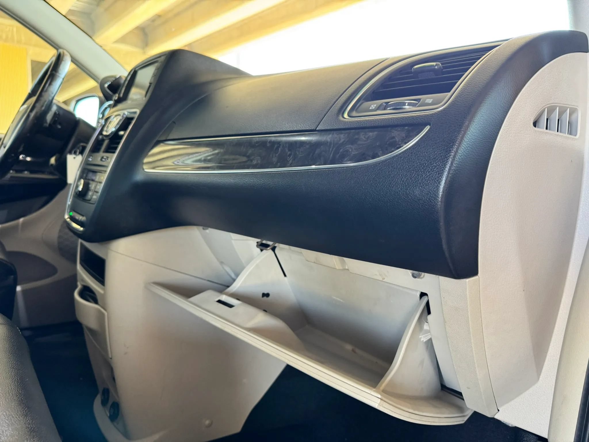 Used 2014 Chrysler Town & Country Touring FWD image 29