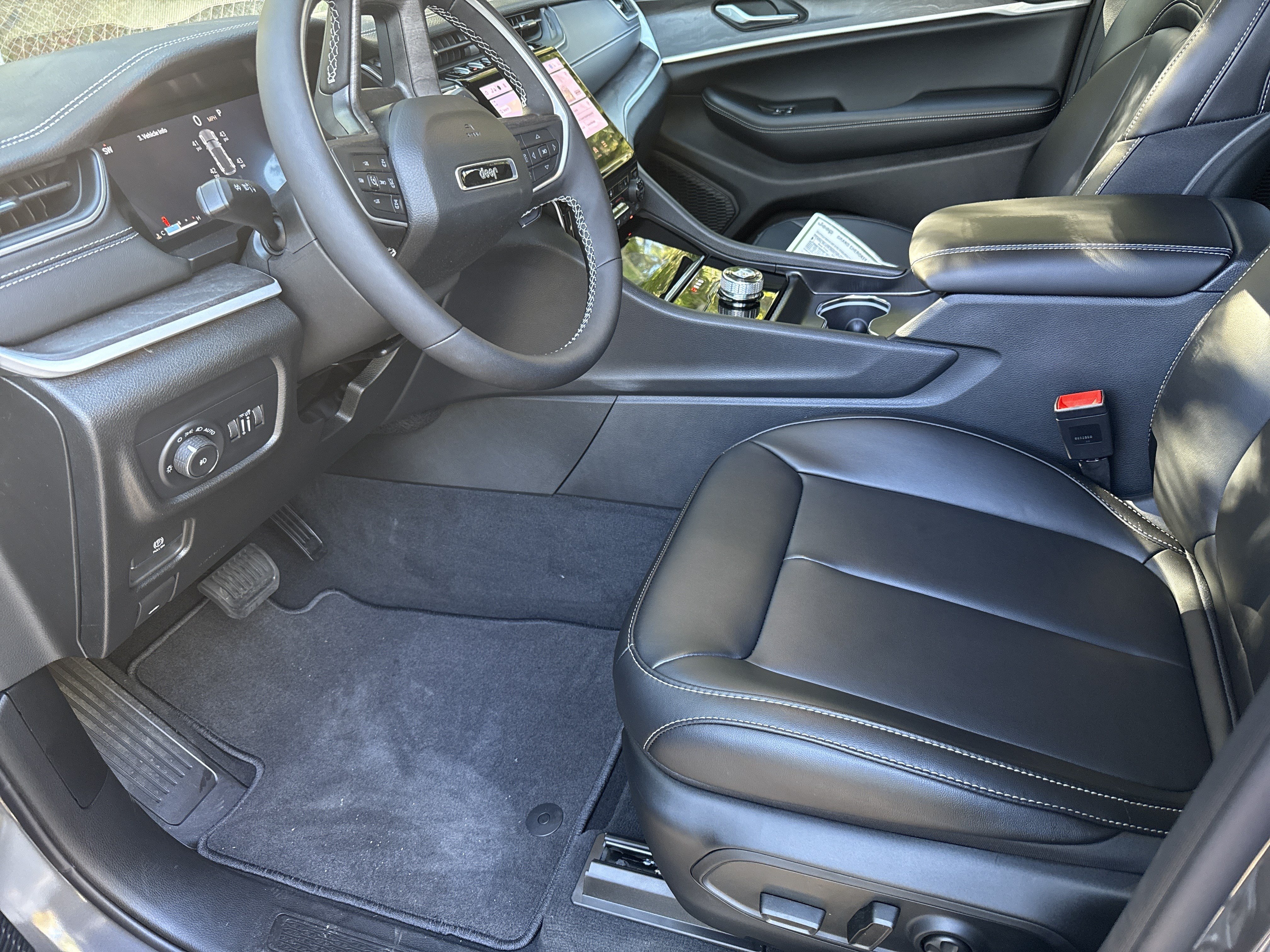 New 2025 Jeep Grand Cherokee Limited w/ Black Appearance Package RWD image 8