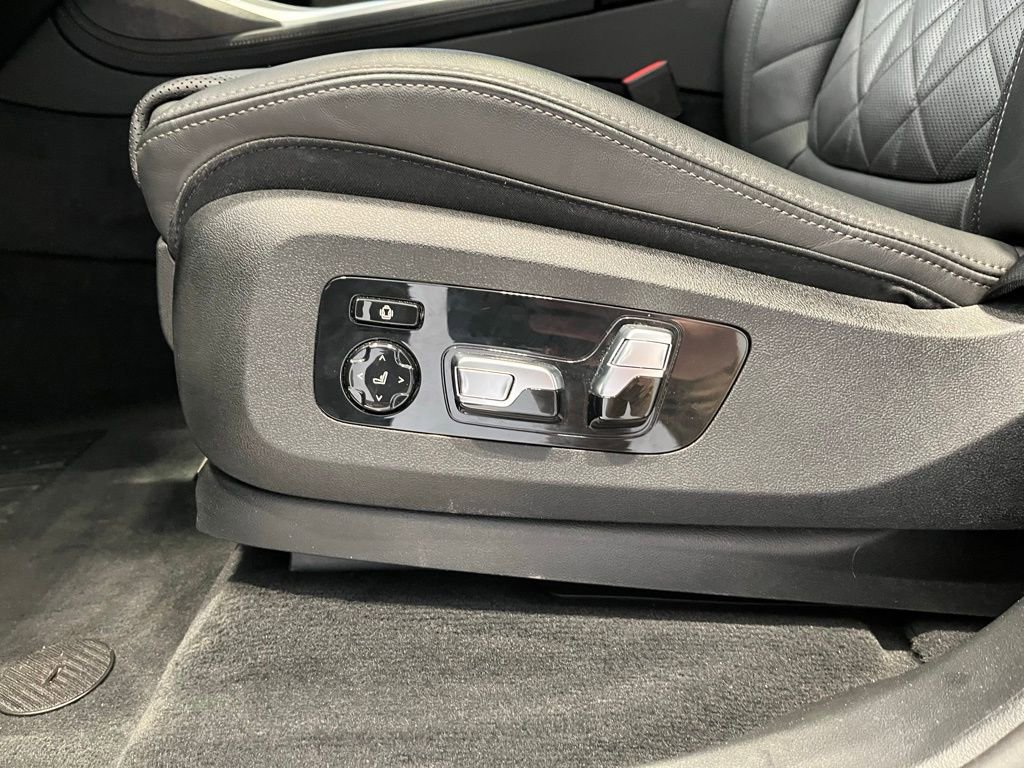 Used 2023 BMW X7 xDrive40i w/ Parking Assistance Package AWD/4WD image 17