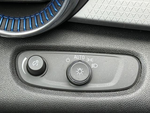 Used 2025 Chevrolet Trax LT FWD image 24