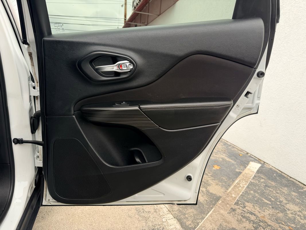 Used 2017 Jeep Cherokee Latitude image 27