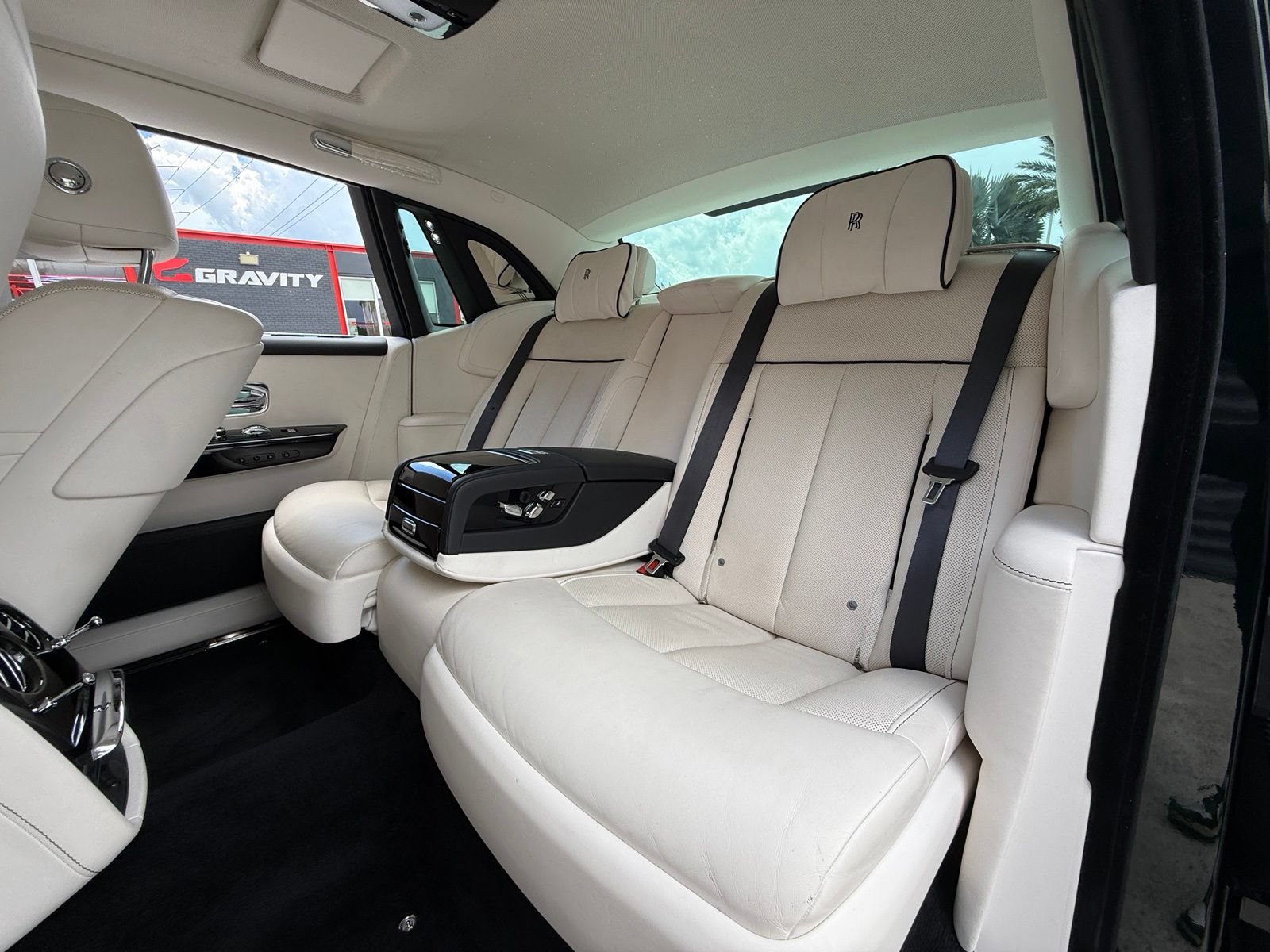 Used 2022 Rolls-Royce Phantom Sedan RWD image 31