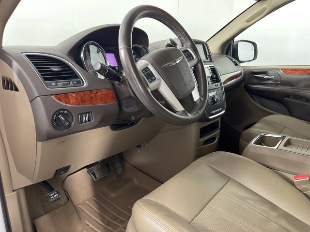 Used 2015 Chrysler Town & Country Touring-L w/ Driver Convenience Group image 2