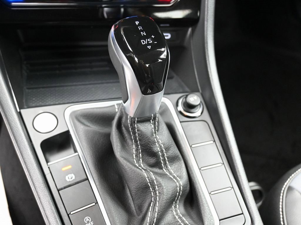 Used 2025 Volkswagen Jetta SE w/ Black Wheel Package image 28