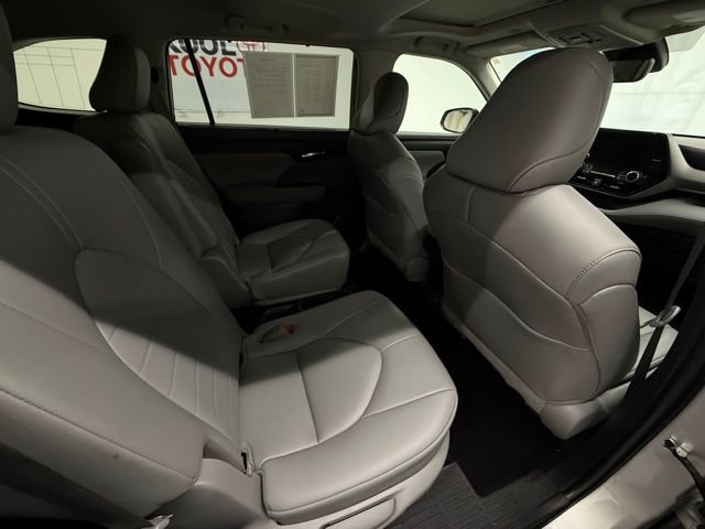 Certified 2023 Toyota Highlander XLE image 7