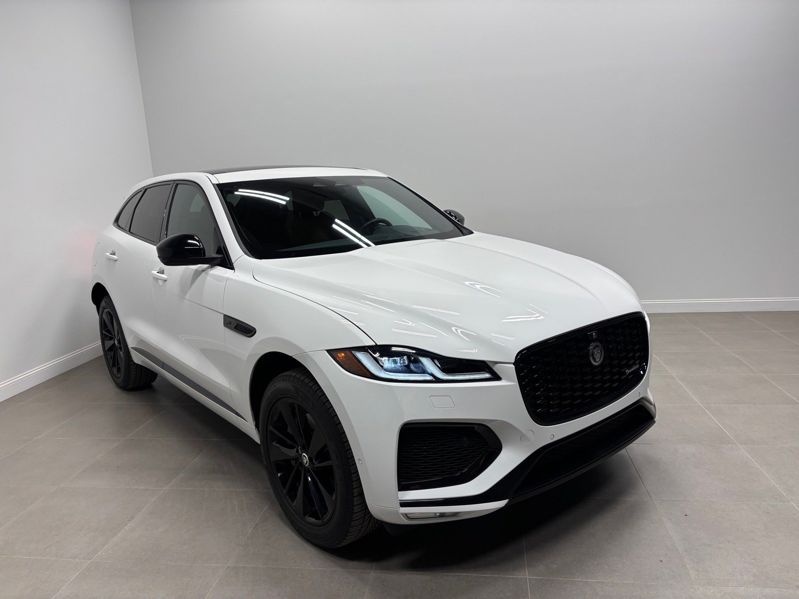 New 2025 Jaguar F-PACE R-Dynamic S AWD/4WD image 4