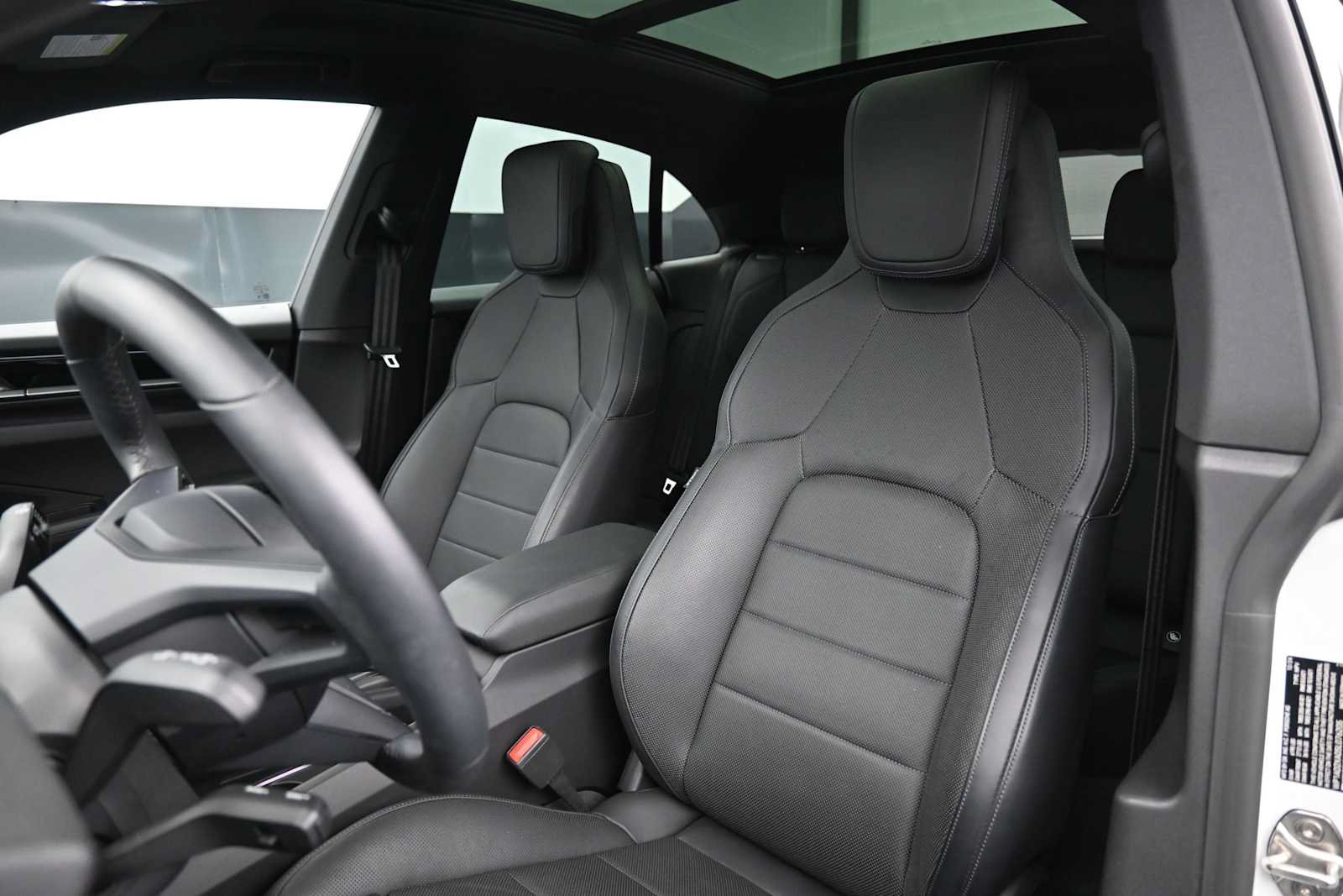 Certified 2025 Porsche Macan Electric RWD image 5