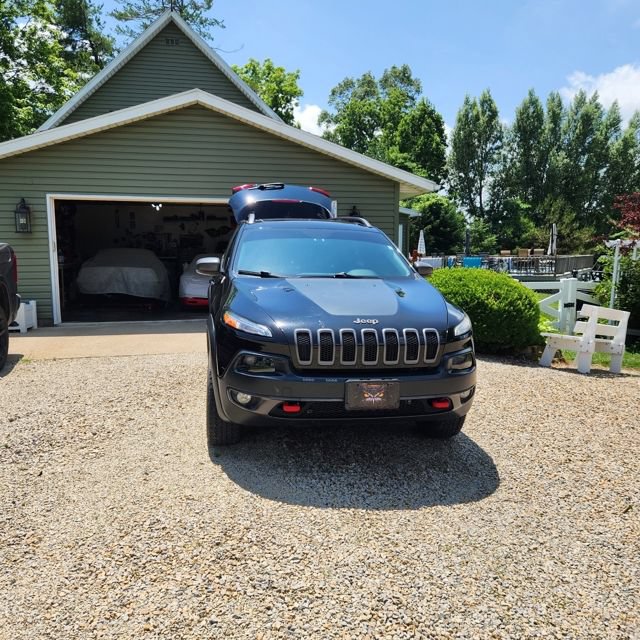 Used 2017 Jeep Cherokee Trailhawk w/ Comfort/Convenience Group AWD/4WD image 2