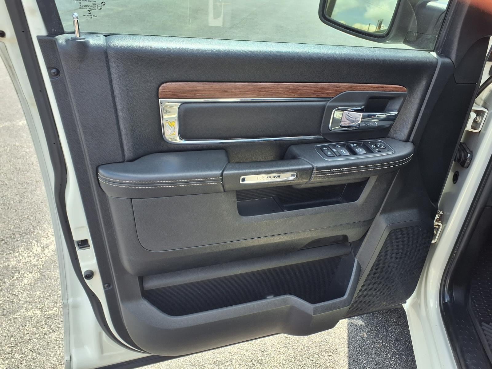 Used 2018 RAM 1500 Laramie w/ Convenience Group AWD/4WD image 16