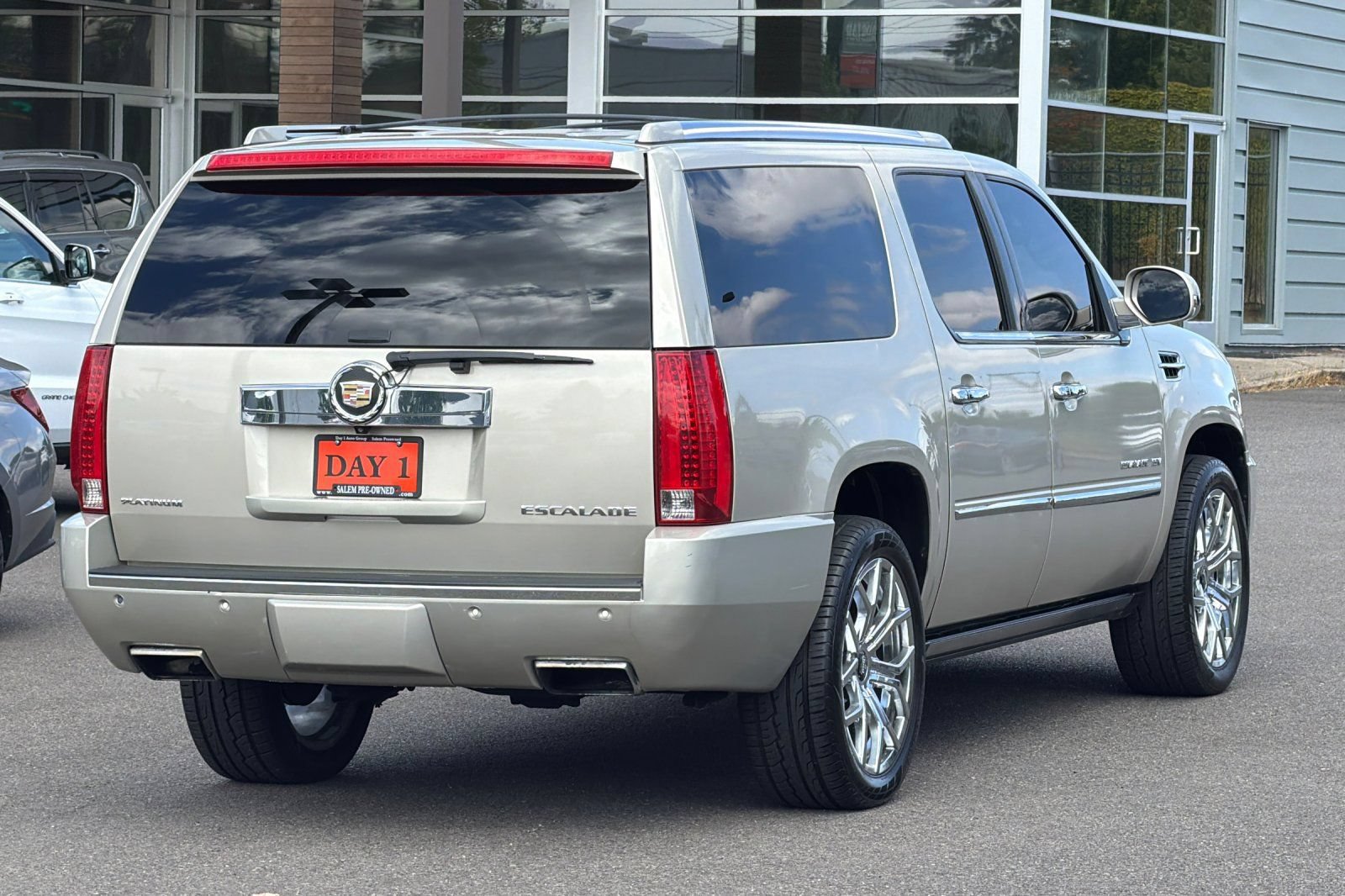 Used 2013 Cadillac Escalade ESV Platinum AWD/4WD image 5