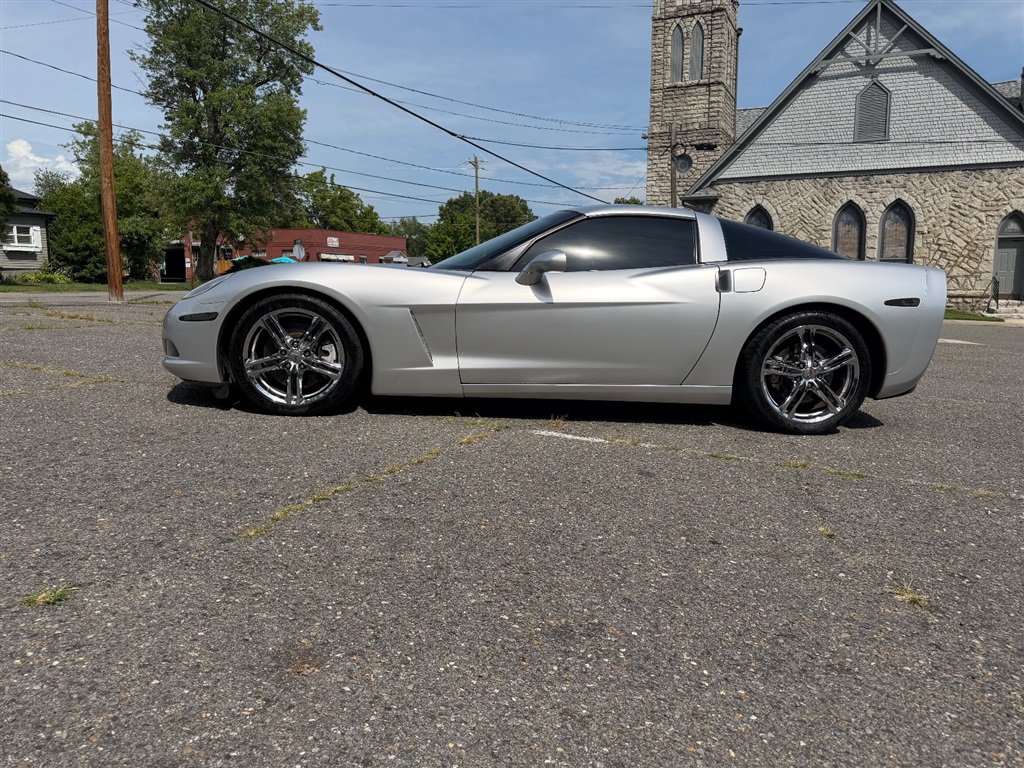 Used 2009 Chevrolet Corvette Coupe w/ Z51 Performance Package RWD image 2