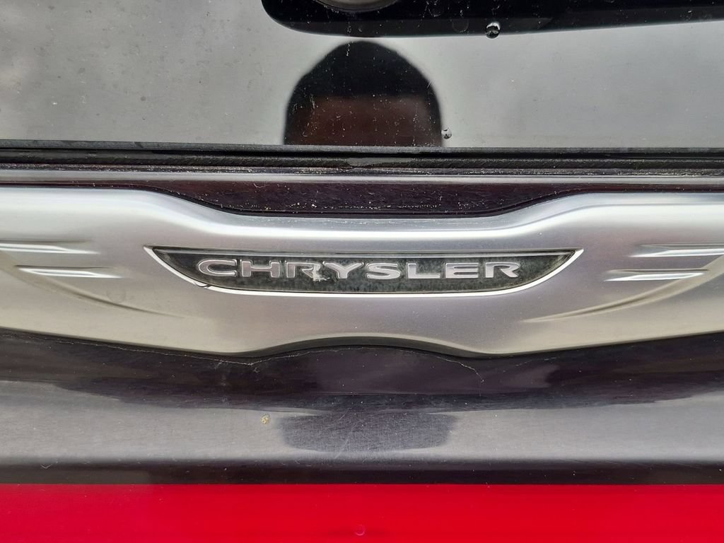 Used 2023 Chrysler Pacifica Touring-L FWD image 25