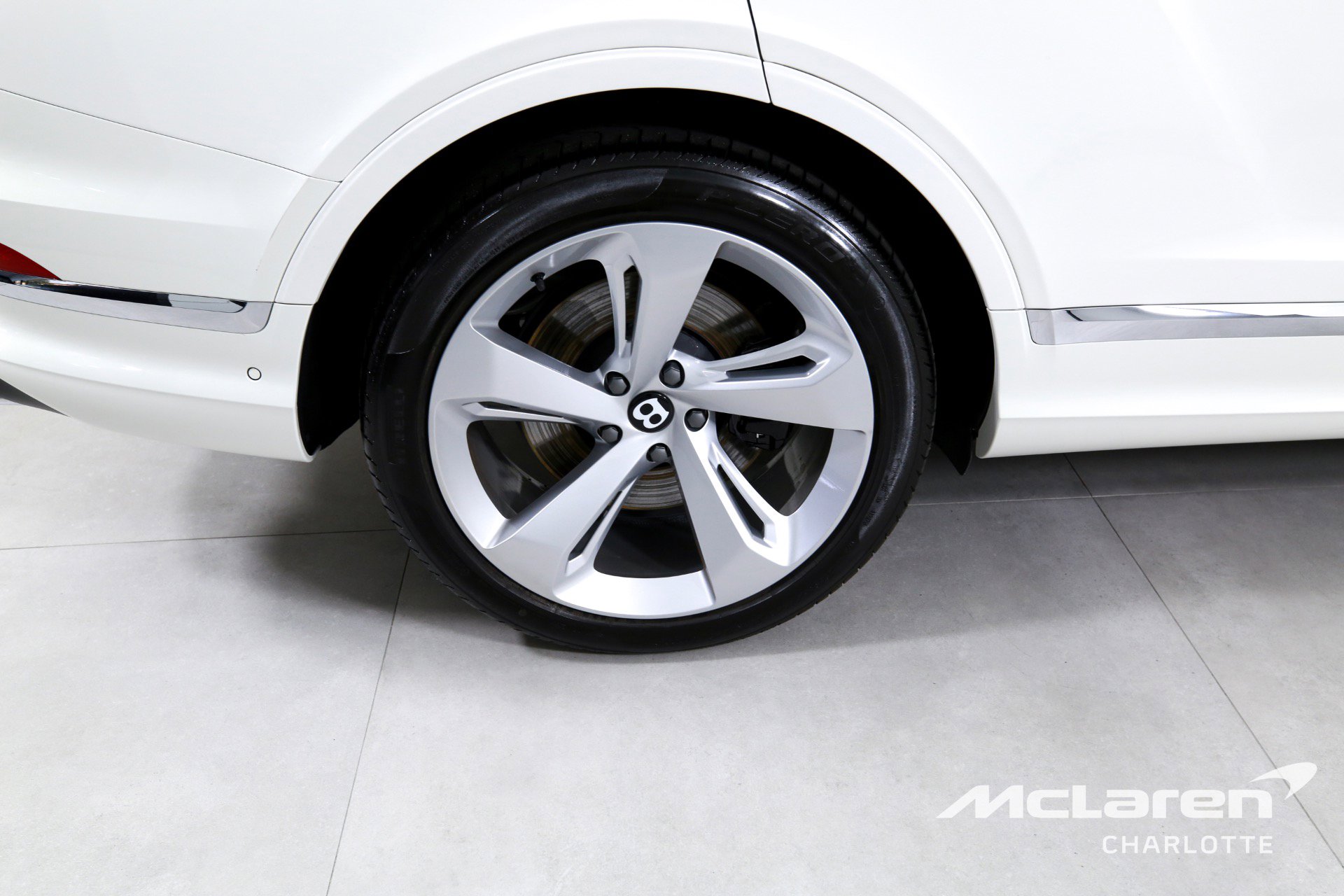 Used 2023 Bentley Bentayga Plug-In Hybrid image 32