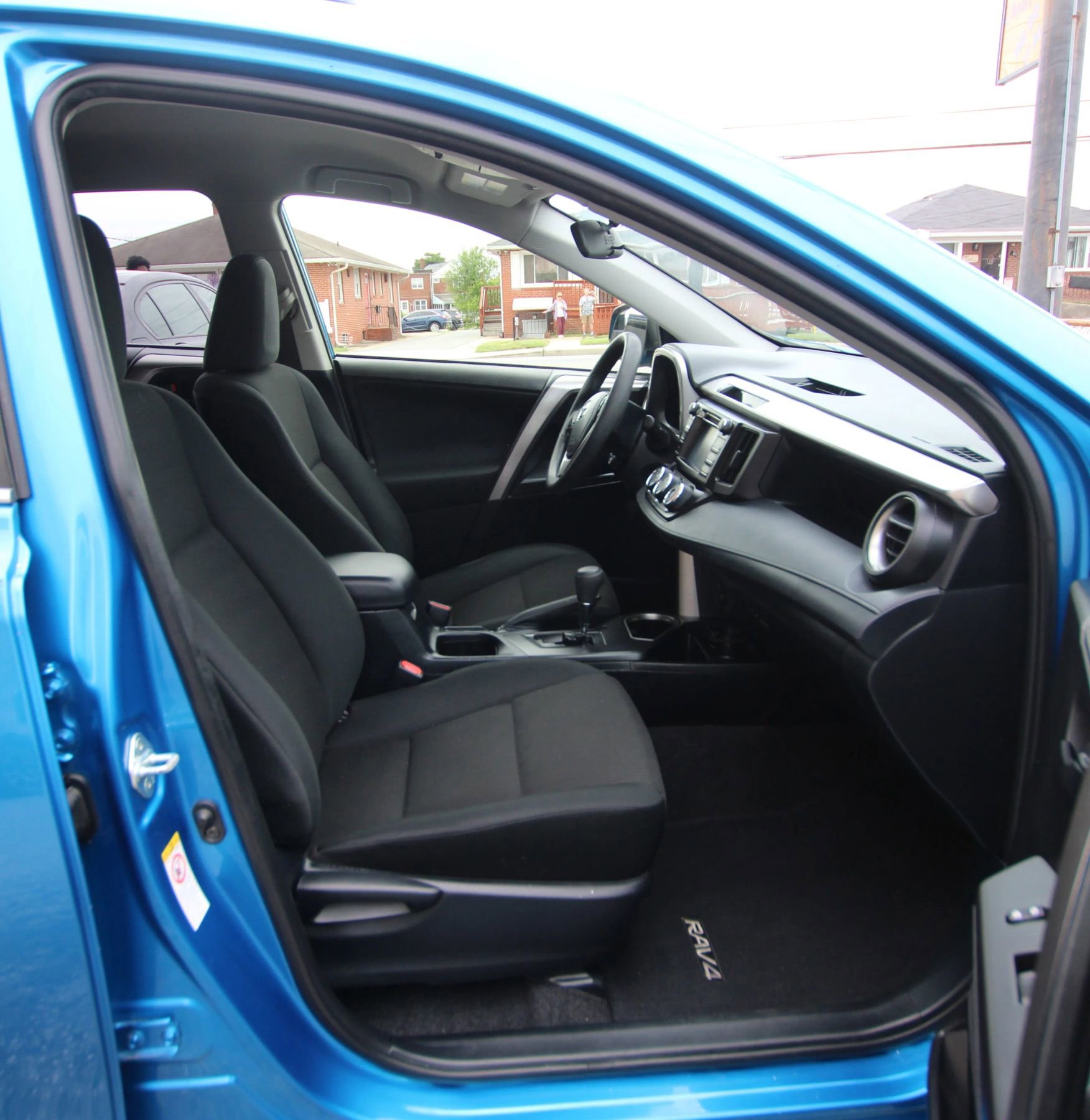 Used 2018 Toyota RAV4 LE FWD image 10