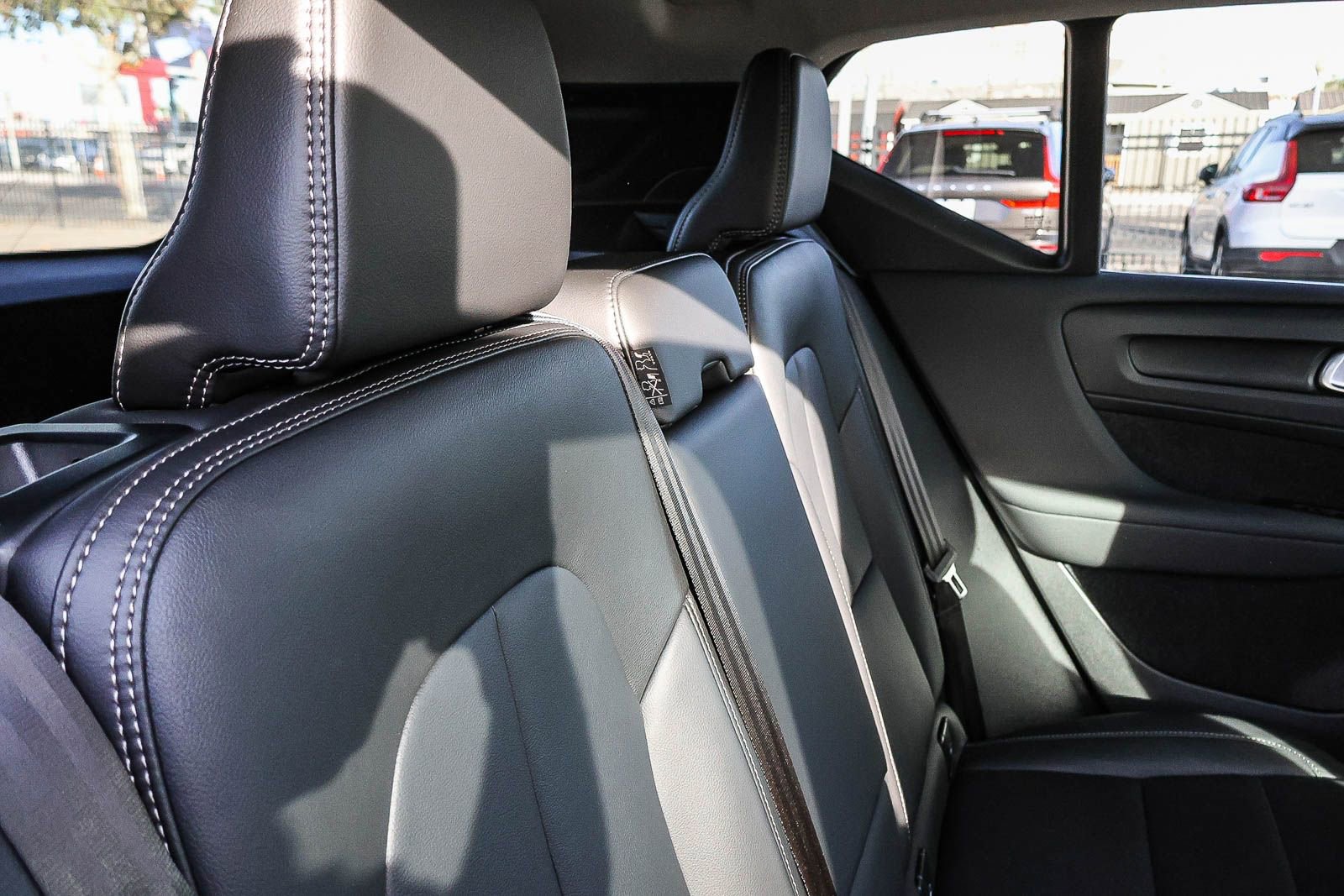 Used 2025 Volvo XC40 B5 Core image 27