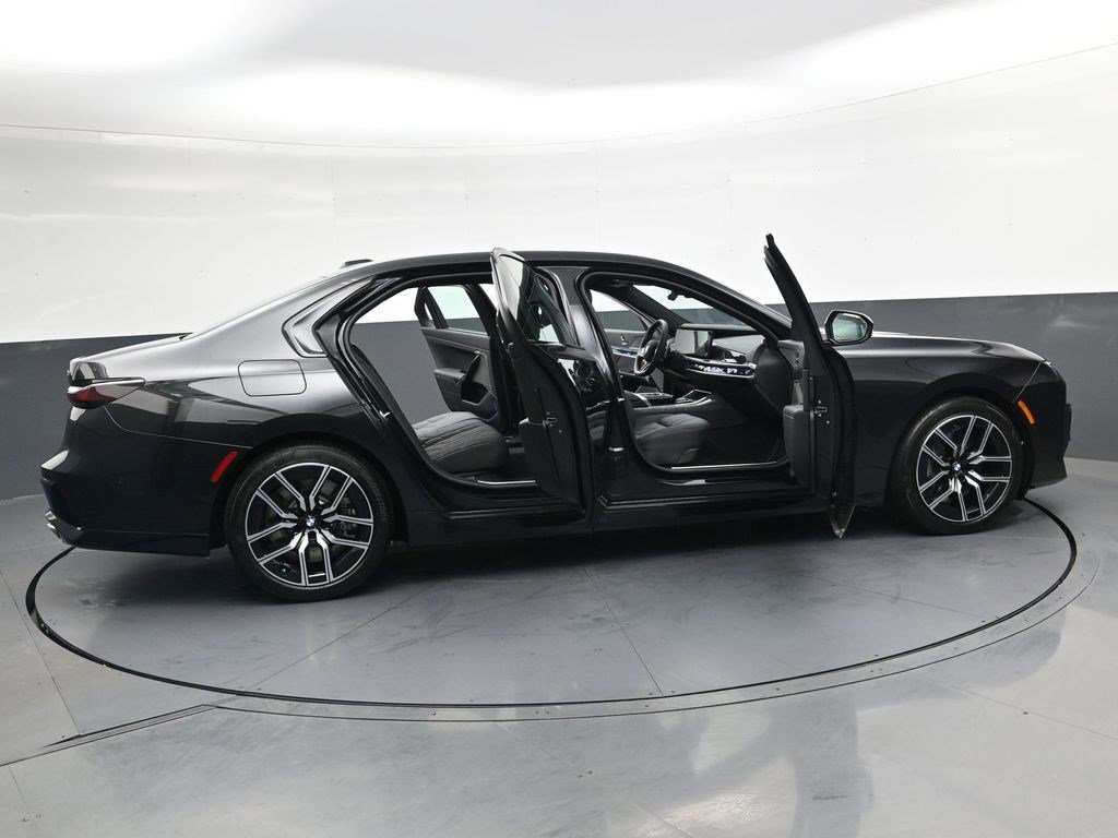 Used 2025 BMW 760i xDrive w/ Luxury Rear Seating Package AWD/4WD image 33