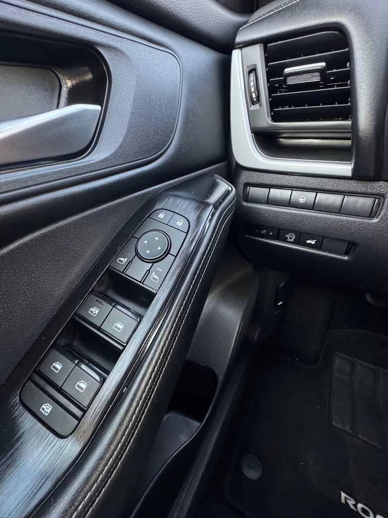 Used 2025 Nissan Rogue SV FWD image 16