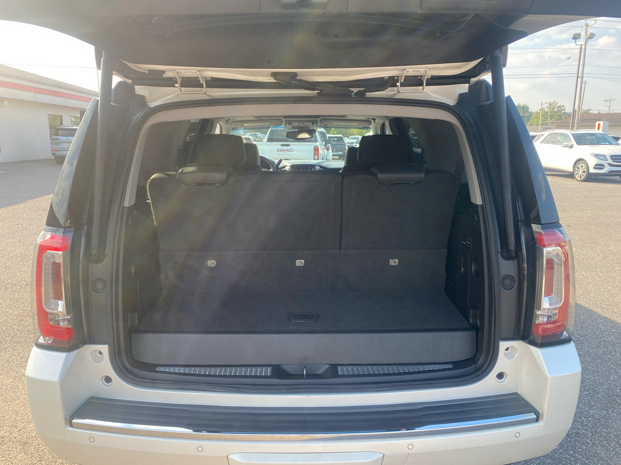 Used 2015 GMC Yukon Denali w/ Touring Package image 12