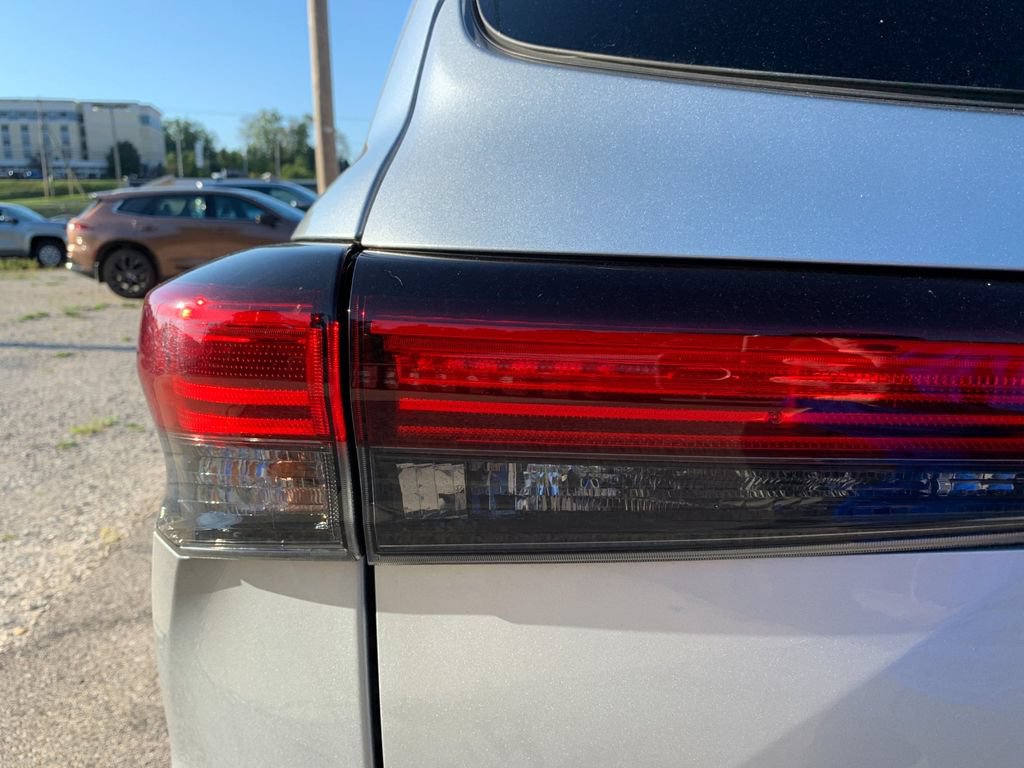 Used 2021 Toyota Highlander XLE AWD/4WD image 34