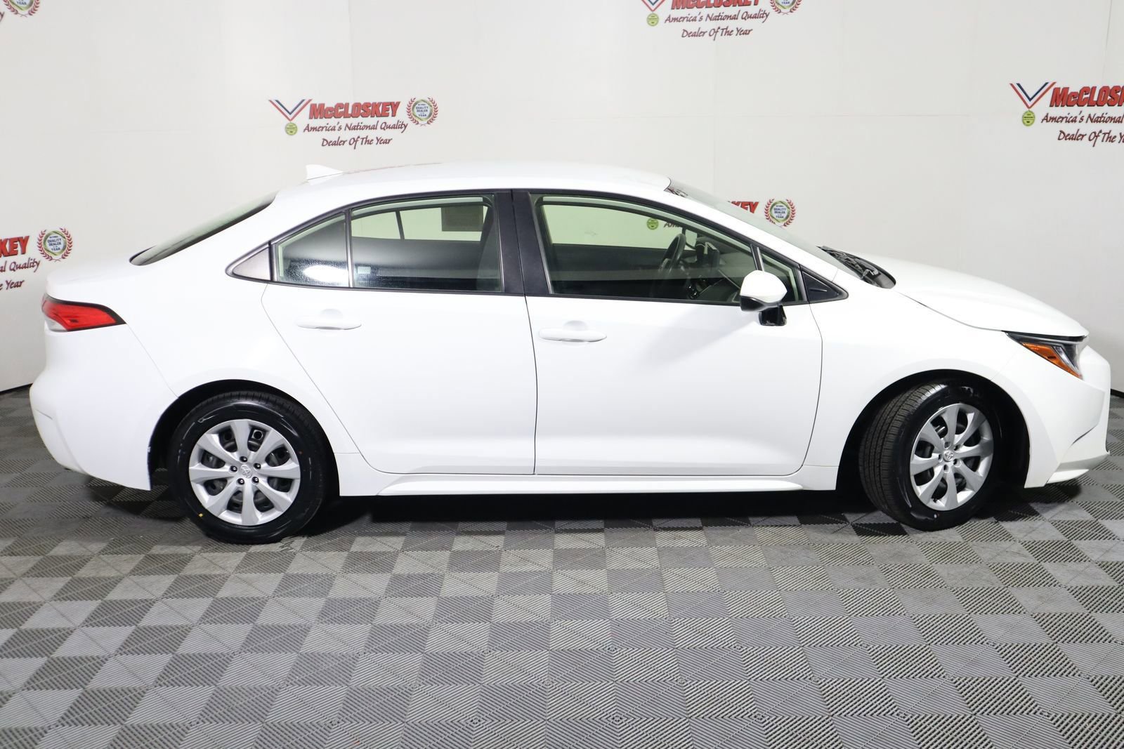 Used 2023 Toyota Corolla LE image 3