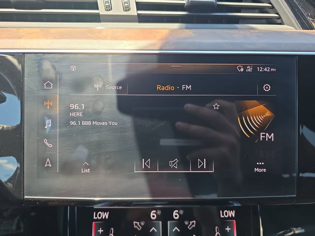 Used 2019 Audi e-tron Prestige w/ Prestige Package AWD/4WD image 24