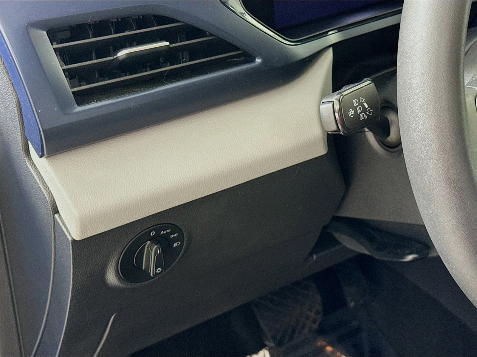 Certified 2023 Volkswagen Taos SE image 13