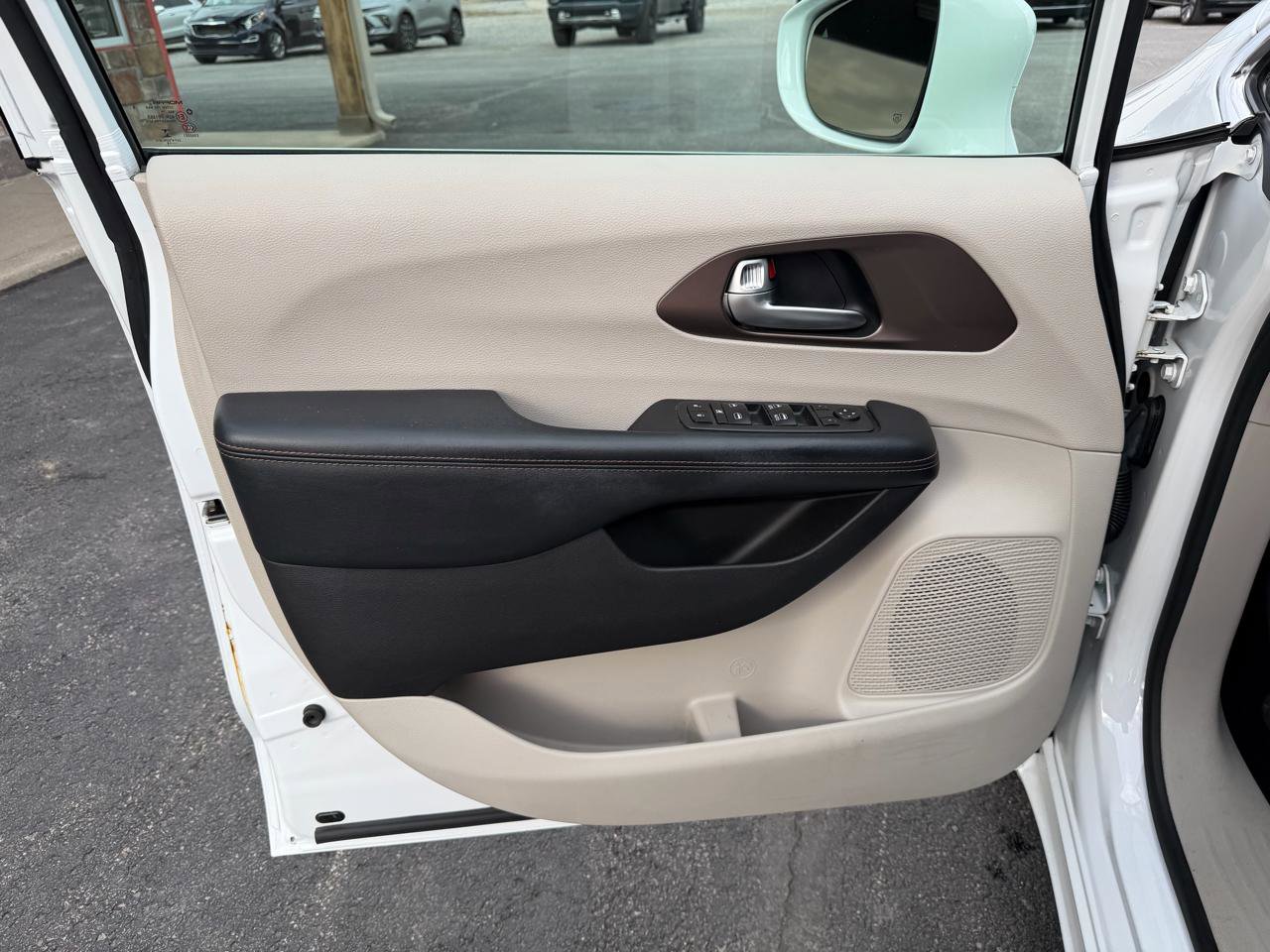 Used 2018 Chrysler Pacifica Touring Plus w/ Tire & Wheel Group image 12