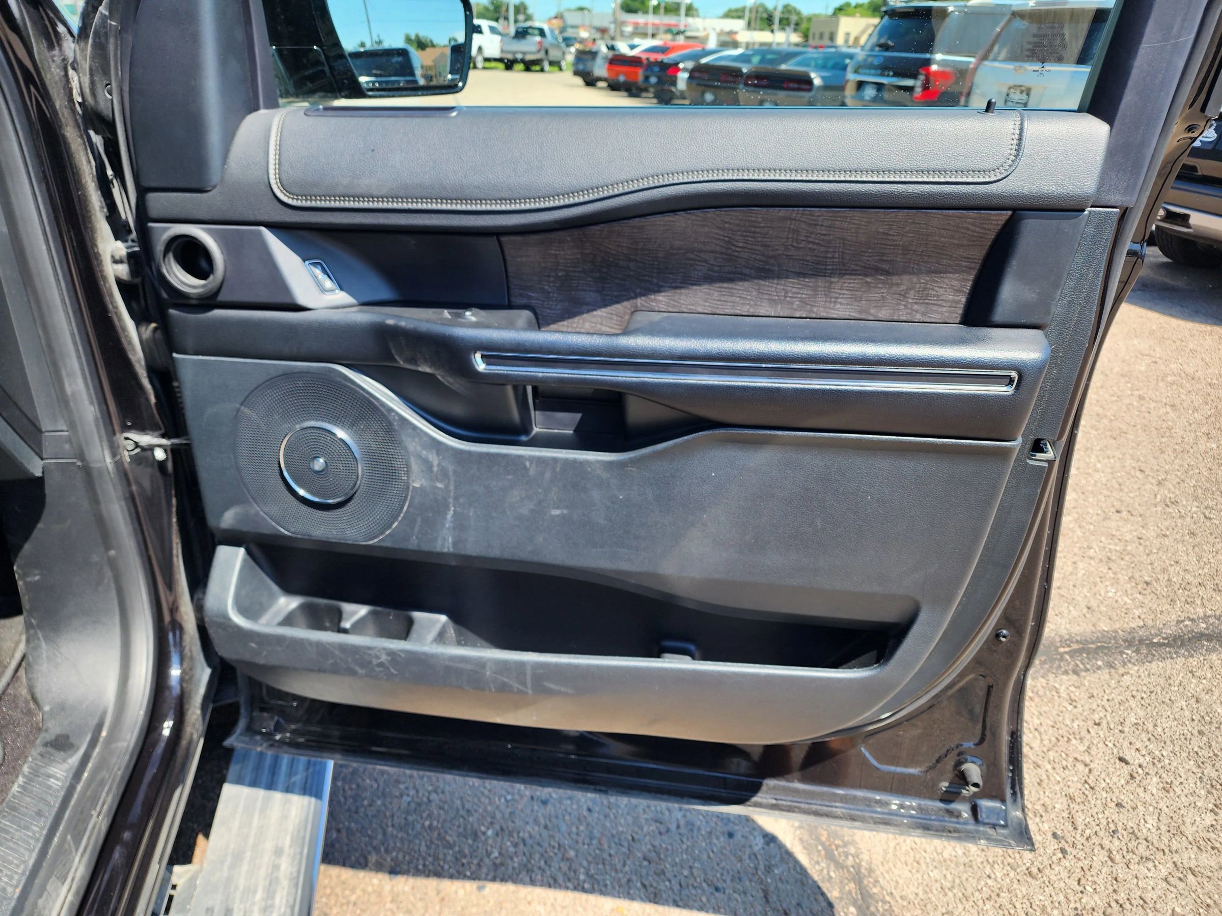 Used 2021 Ford Expedition Limited image 8