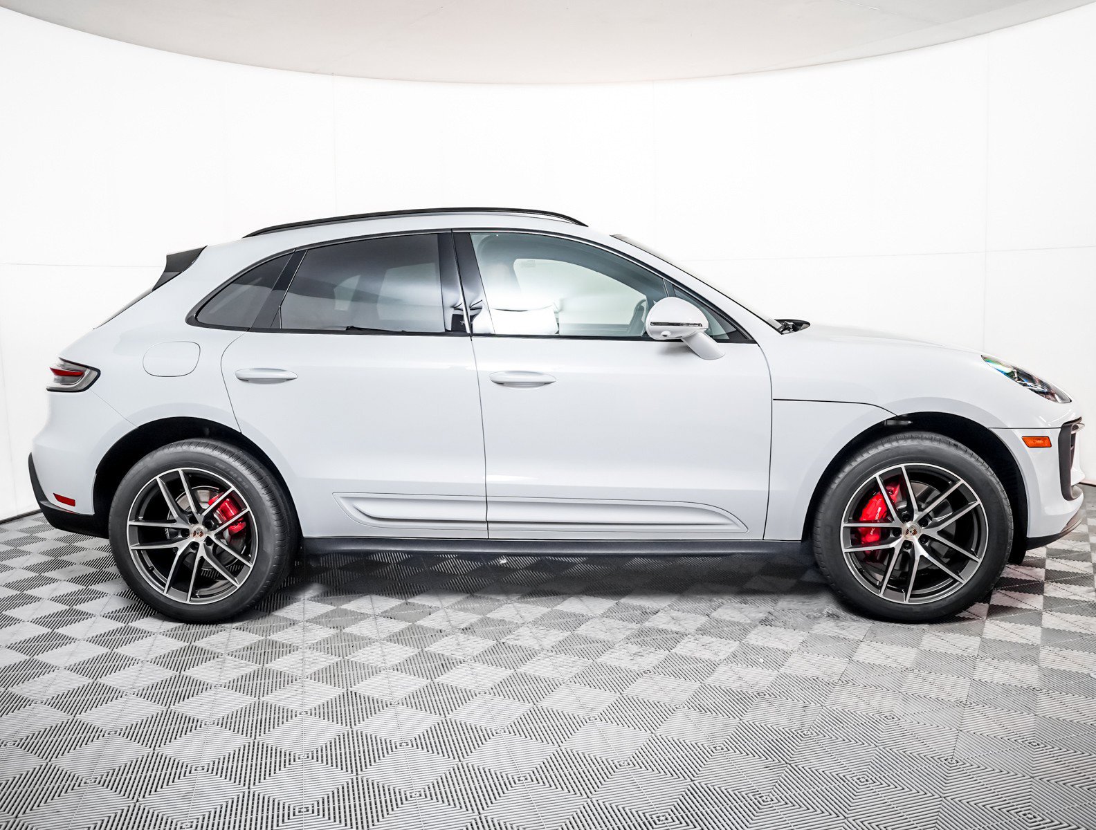 Certified 2025 Porsche Macan S image 9