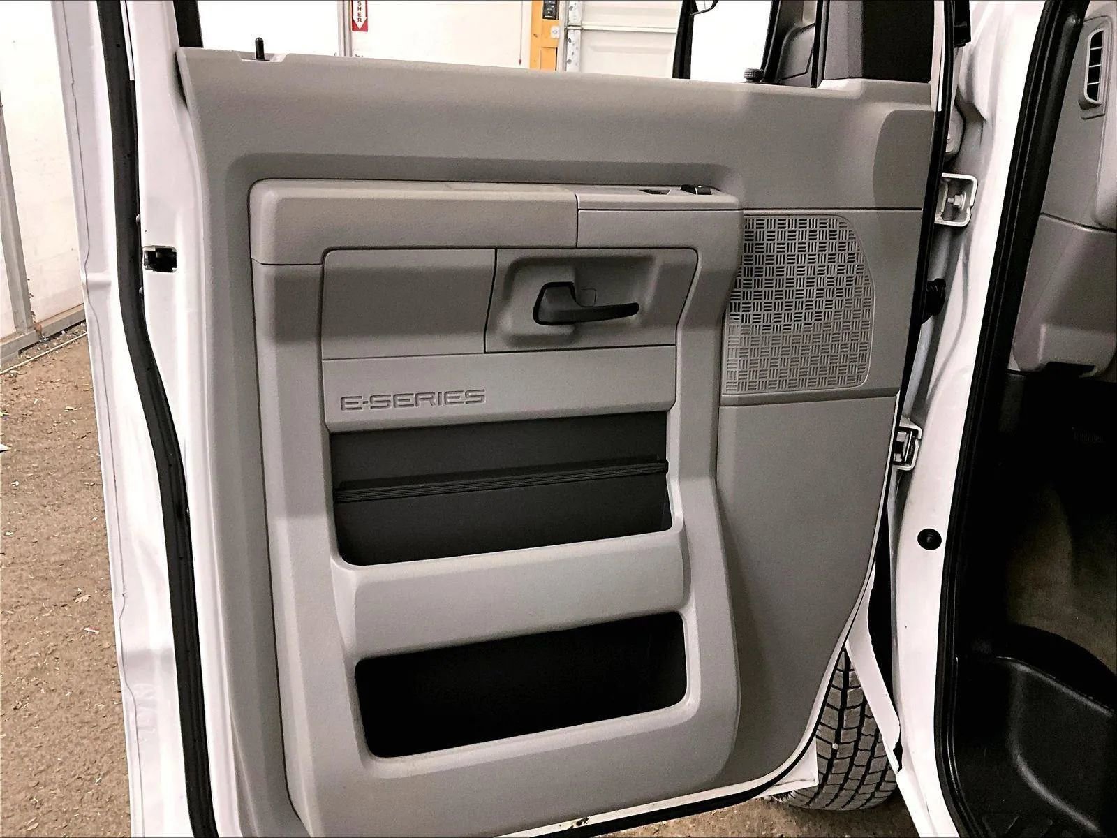 Used 2014 Ford E-350 and Econoline 350 XLT RWD image 22