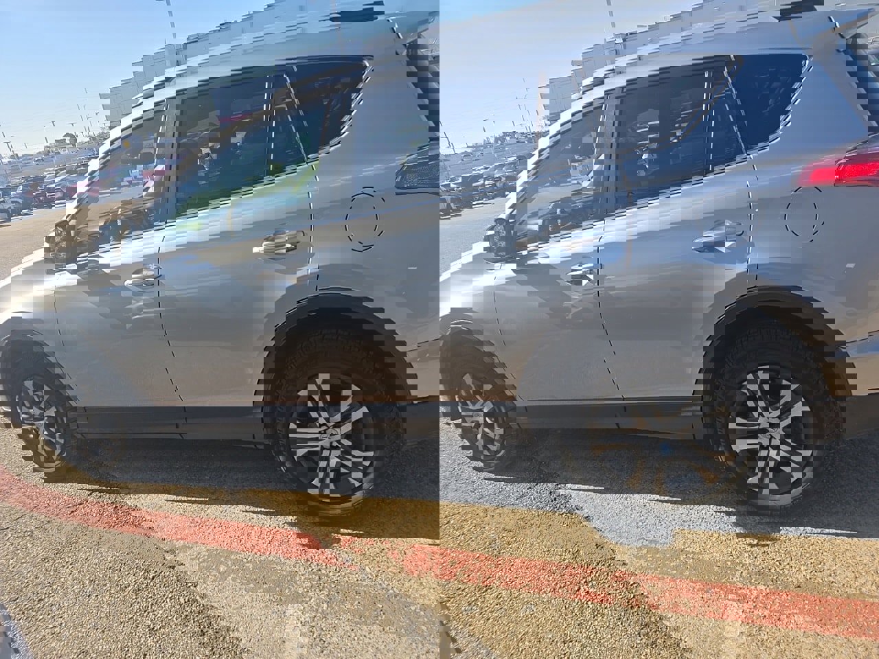 Used 2018 Toyota RAV4 LE w/ Carpet Mat Package image 6