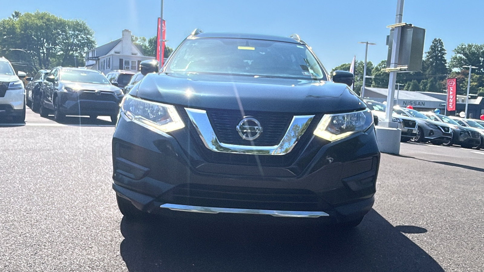 Used 2018 Nissan Rogue SV AWD/4WD image 2