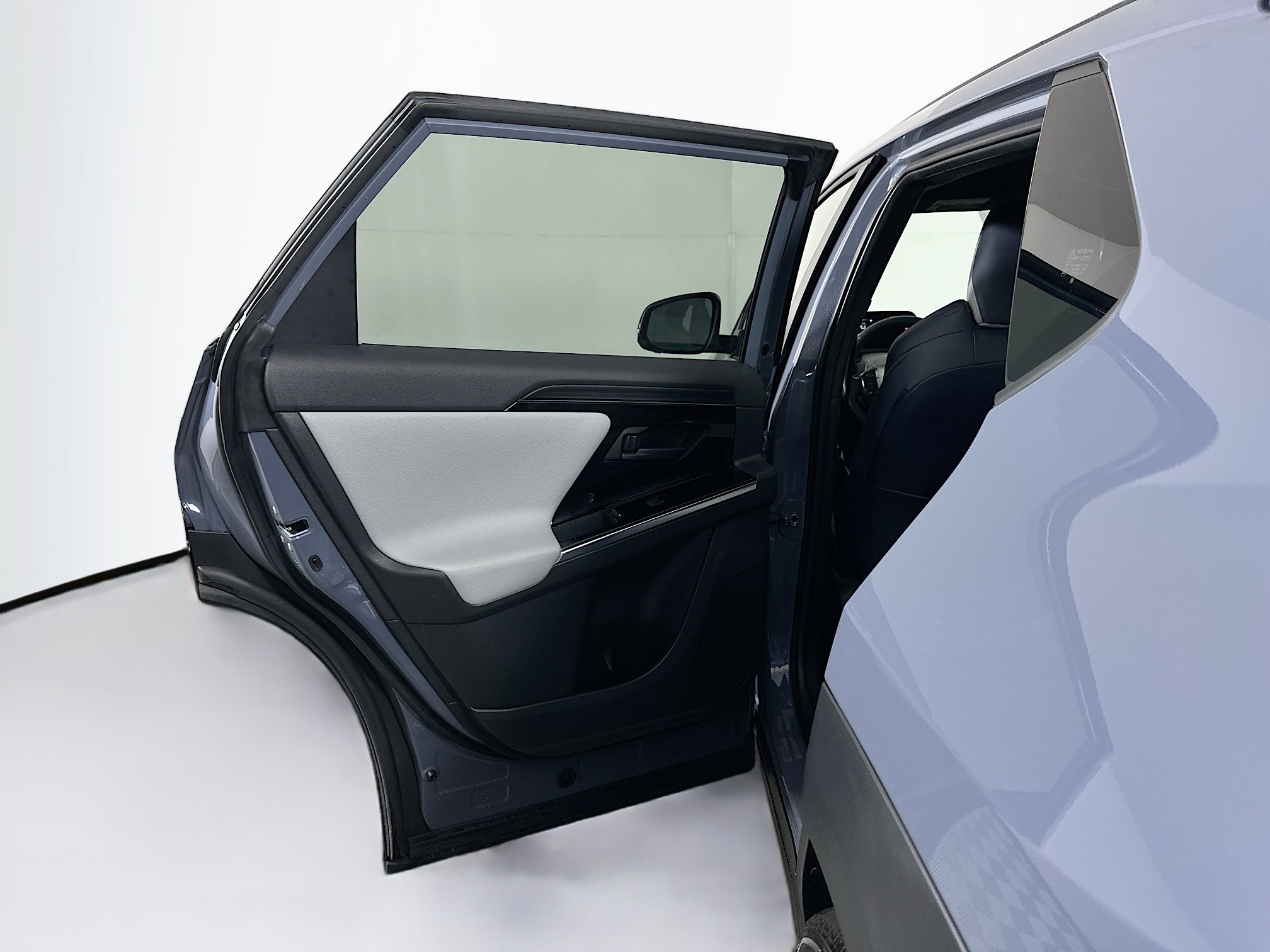 Used 2023 Subaru Solterra Limited image 25