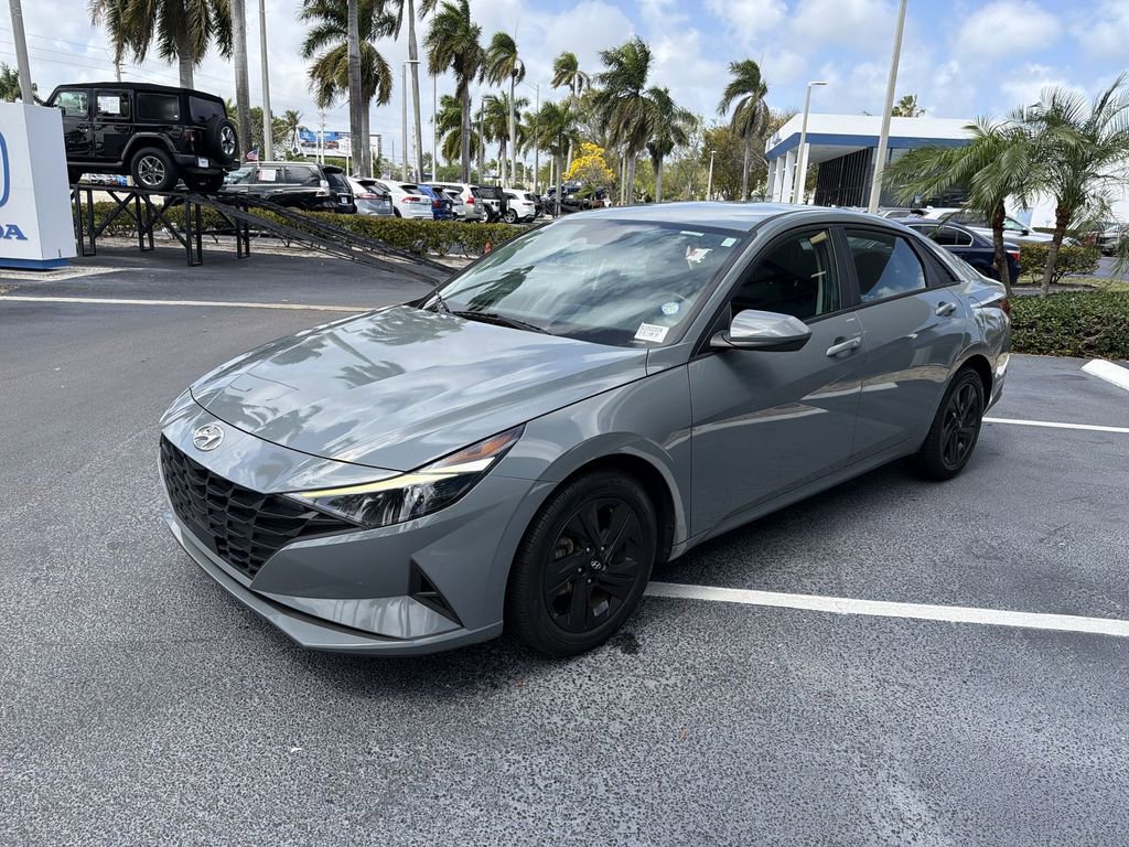 Used 2022 Hyundai Elantra SEL w/ Convenience Package FWD image 4