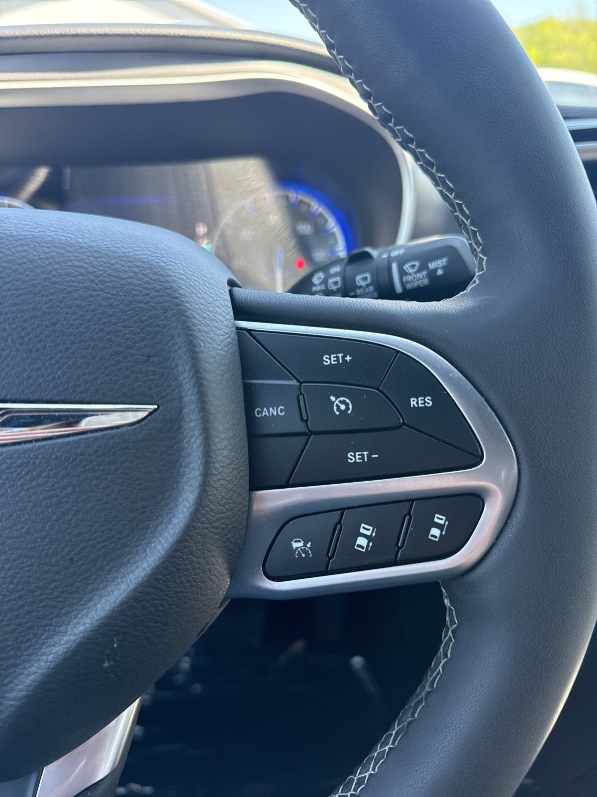 Used 2025 Chrysler Pacifica Select FWD image 16