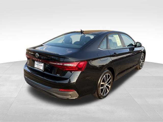Used 2025 Volkswagen Jetta SE image 2