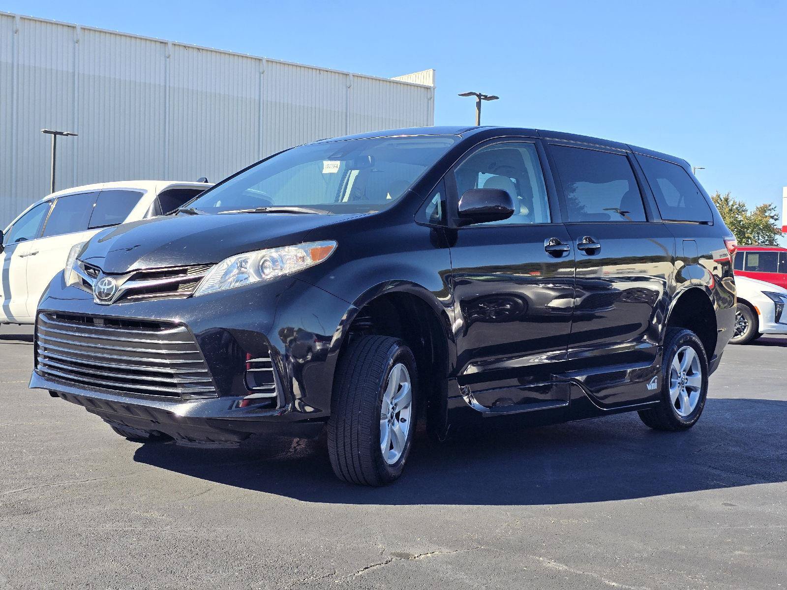 Used 2018 Toyota Sienna LE FWD image 3
