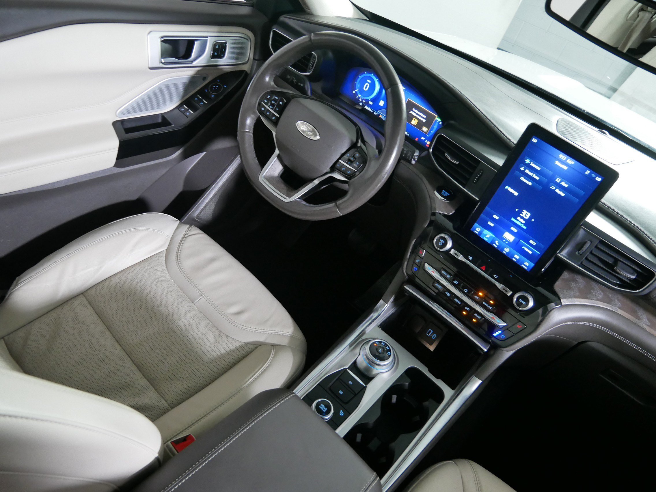 Used 2022 Ford Explorer Platinum w/ Premium Technology Package AWD/4WD image 9