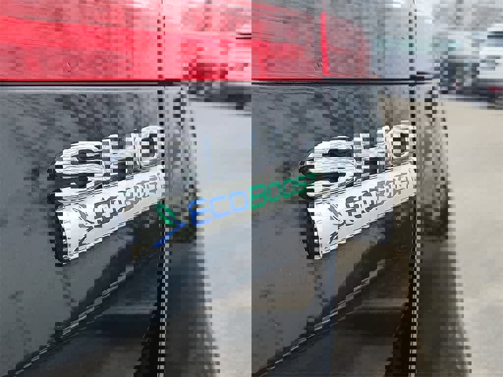 Used 2018 Ford Taurus SHO w/ Driver Assist Package image 28