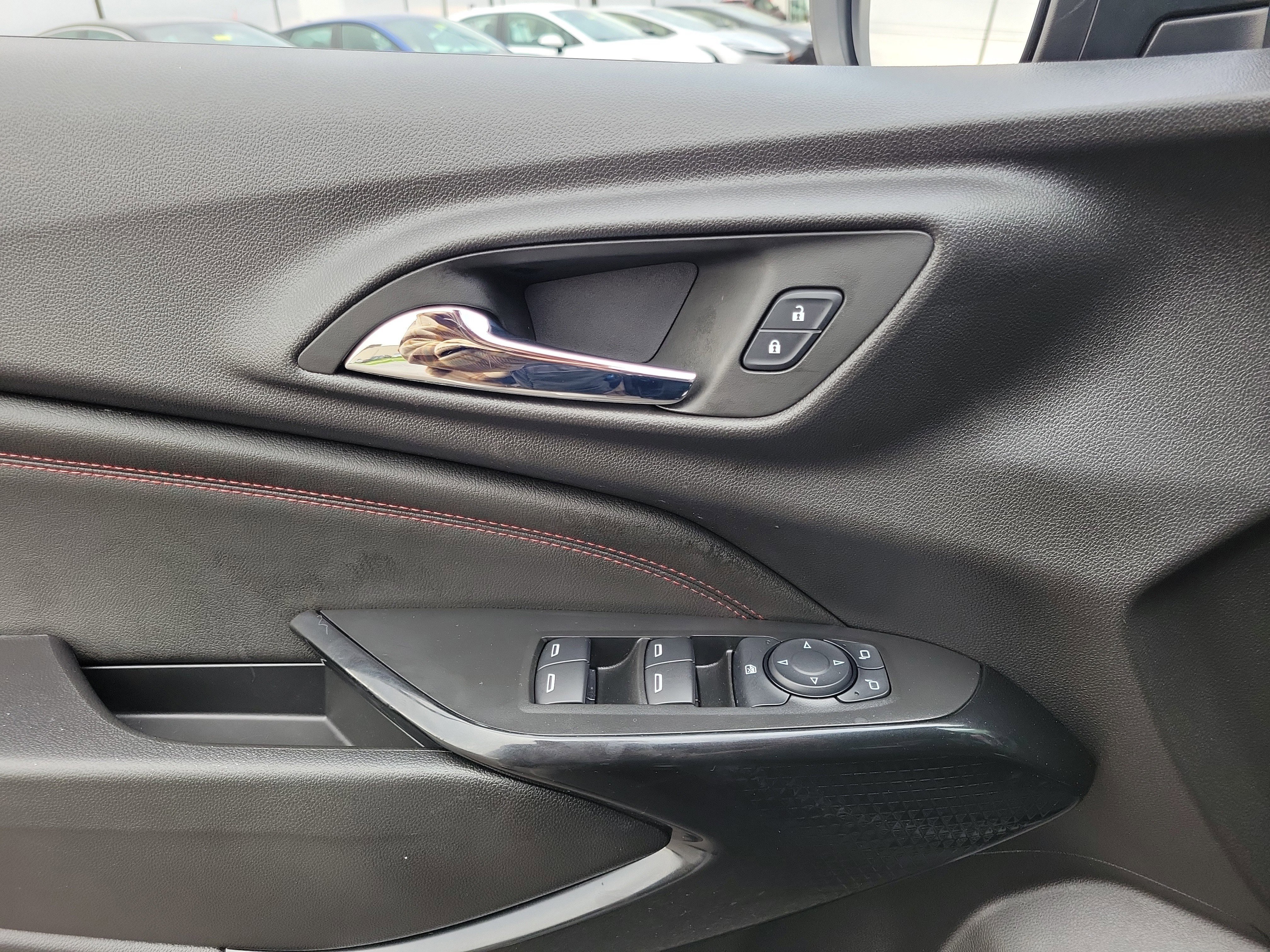 Used 2025 Chevrolet Trax RS FWD image 17